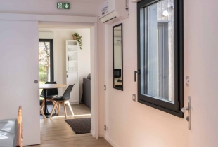 L'intérieur d'un studio modulaire adapté aux personnes à mobilité réduite