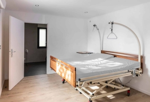 Chambre d'un studio modulaire adapté aux personnes à mobilité réduite