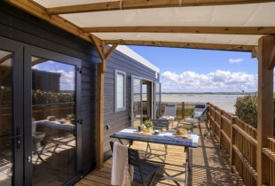 Terrasse de la tiny house l'indépendante