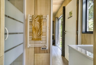 Salle de bain de la tiny house l'indépendante