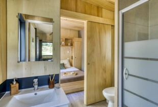 Salle de bain de la tiny house l'indépendante