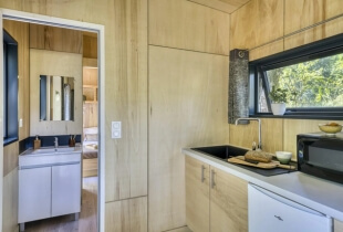 Cuisine équipée de la tiny house l'indépendante