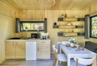 Cuisine moderne équipée et coin repas de la tiny house l'indépendante