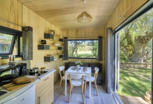 Salon et salle à manger de la tiny house l'indépendante