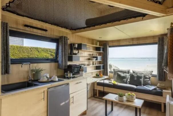 Coin salon de la tiny house l'indépendante