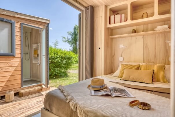 L'une des chambres de la tiny house l'intrépide avec vue sur l'extérieur