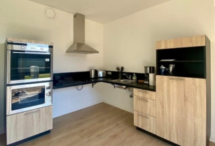 Cuisine équipée d'un studio modulaire adapté aux personnes à mobilité réduite