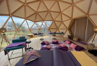 Aménagement d'un espace de méditation et de massage dans l'un des dômes géodésiques en Suisse