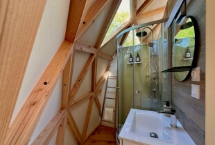 Salle de bain moderne d'un dôme géodésique de 5m avec douche et lavabo