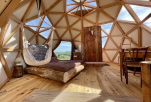 Vue de l'intérieur d'une chambre d'un dôme géodésique de 5m