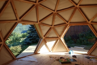 Vue sur l'intérieur d'un dôme géodésique de 4m