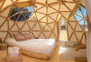 Vue sur la chambre qui se trouve à l'intérieur d'un dôme géodésique de 4m