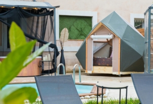 Vue sur un dôme géodésique Zome, installé sur une terrasse, proche d'une piscine