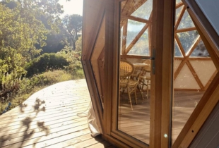 Vue sur la porte d'un dôme géodésique de 6m