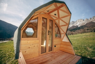 Vue sur la porte et la terrasse d'un dôme roulotte