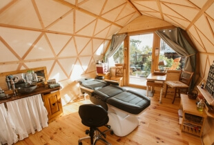 Un espace de soin aménagée dans un dôme roulotte