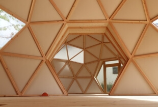 Photo de l'intérieur de deux dômes géodésiques connectés