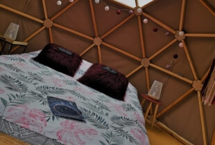 Chambre aménagée dans un dôme géodésiques