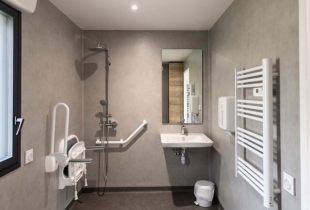 Salle de bain d'un studio modulaire adapté aux personnes à mobilité réduite