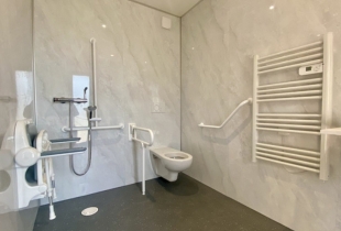Salle d'eau d'un studio modulaire adapté aux personnes à mobilité réduite