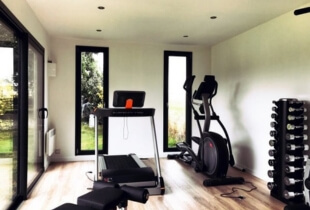 Salle de sport aménagée dans un studio modulaire en suisse