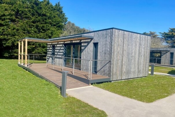Vue sur l'entrée d'un studio modulaire adapté aux personnes à mobilité réduite grâce à une rampe d'accès