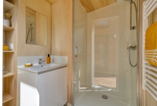 Salle de bain du box compact sanitaires