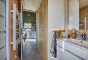 salle de bain de la tiny house la baroudeuse