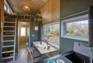 Coin repas de la tiny house la baroudeuse