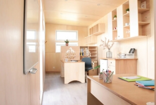 Bureaux en bois de la tiny house proposant des bureaux indépendants
