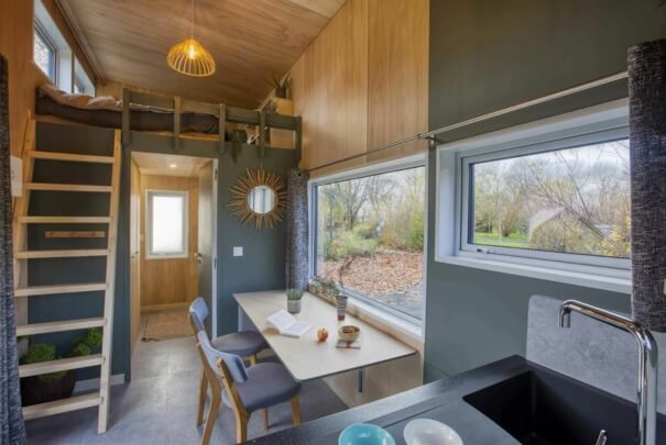 Coin repas de la tiny house la baroudeuse