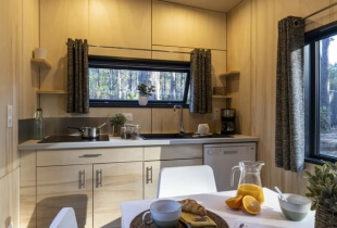 Coin cuisine équipée aménagé dans la tiny house la tribu