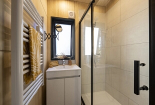 Salle de bain de la tiny house la tribu
