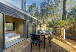Terrasse de la tiny house la tribu avec une vue sur la chambre