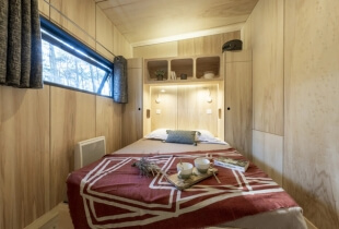 Chambre aménagée dans la tiny house la tribu