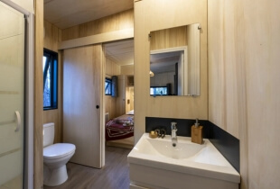 Salle de bain aménagé dans la tiny house la tribu