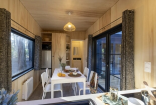 Salon aménagé dans la tiny house la tribu