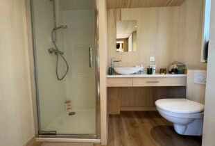 Salle de bain de la tiny house l'escapade
