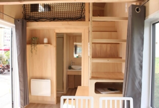 Escaliers pour accéder à l'étage de la tiny house l'escapade