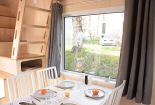 Coin repas à l'intérieur de la tiny house l'escapade