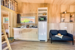 Cuisine équipée aménagée dans la tiny house l'intrépide