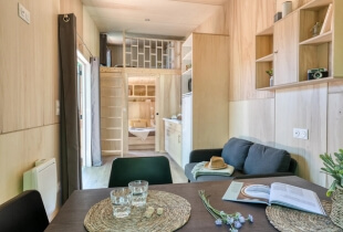 Coin salon aménagé dans la tiny house l'intrépide