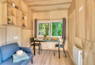 Coin salle à manger aménagé dans la tiny house l'intrépide