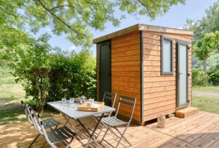 Terrasse de la tiny house l'intrépide avec un box compact sanitaires