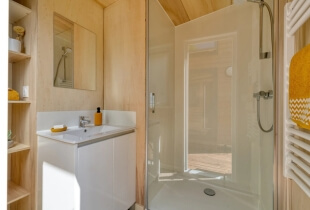 Salle de bain de la tiny house l'intrépide